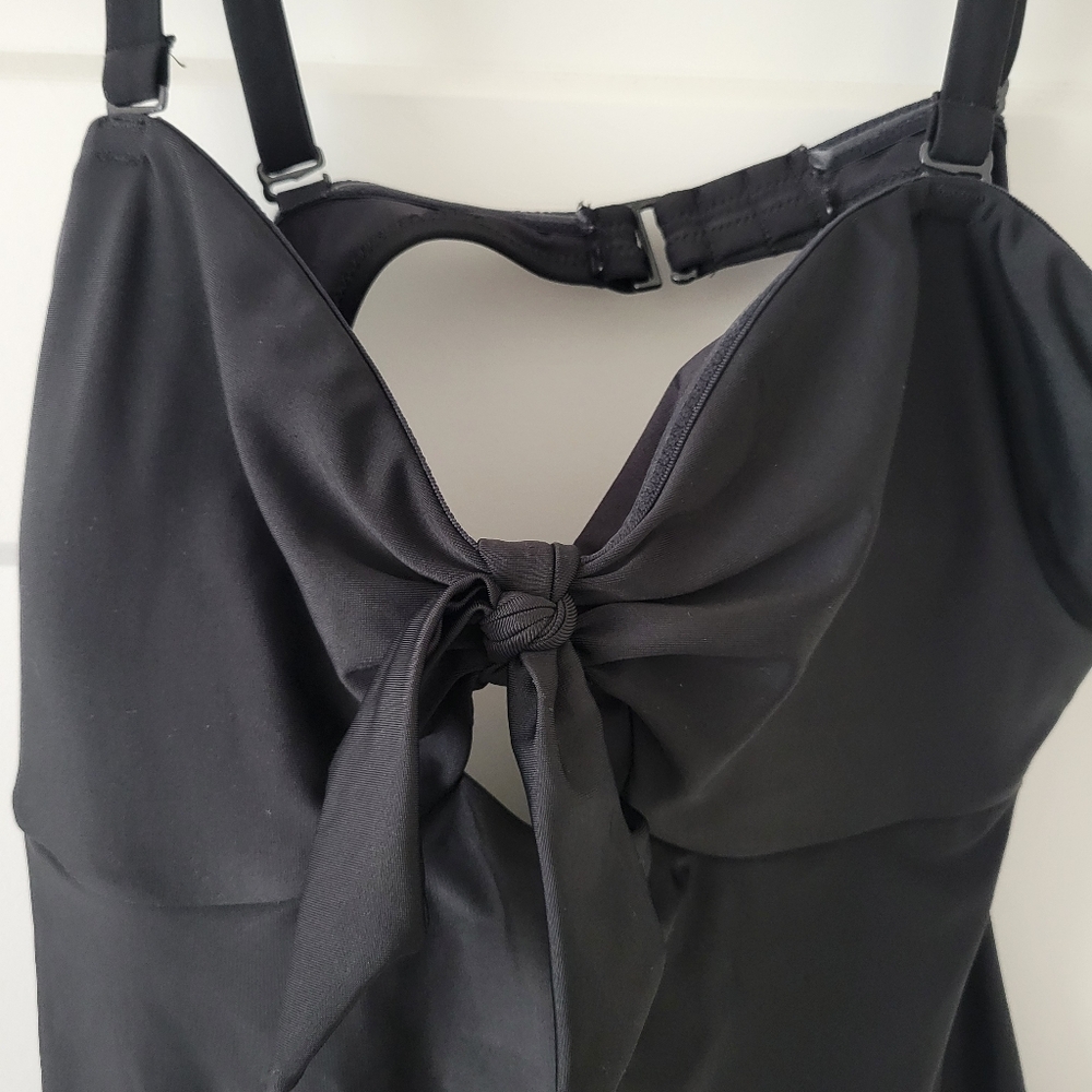 Old Navy Tie-Front Keyhole Bandeau-Style One-Piece Swimsuit - Picture 6 of 8